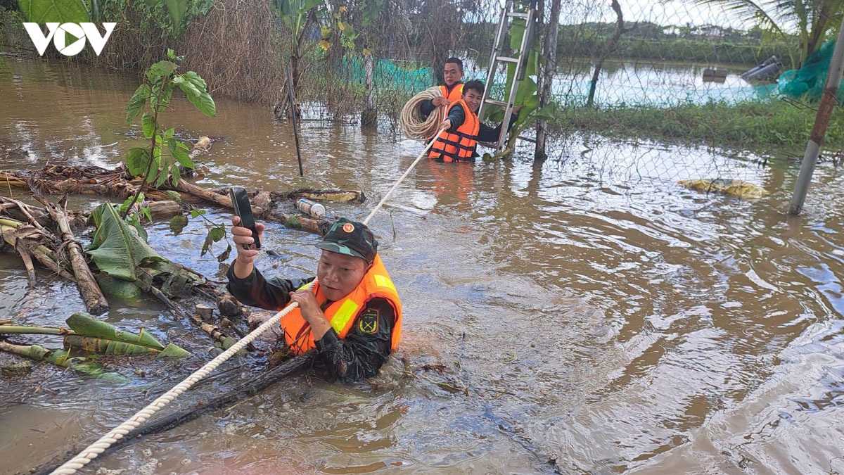 bo doi, cong an o Dong nai cang minh ho tro nguoi dan vung ngap hinh anh 1