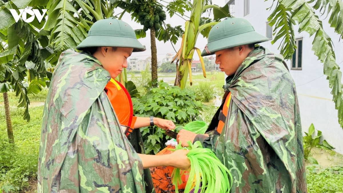 hang tram chien si giup dan quang bi chong ngap hinh anh 8