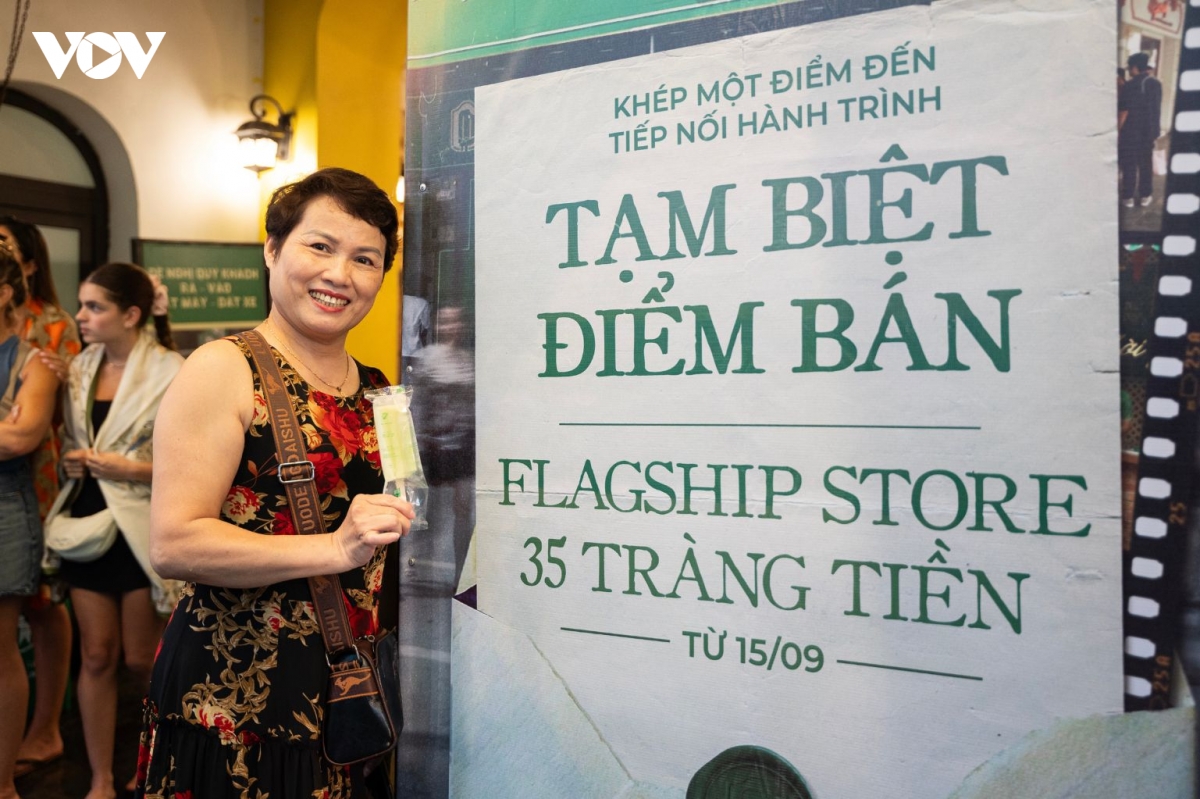 nguoi dan doi mua, xep hang mua kem so 35 trang tien truoc ngay dong cua hinh anh 4