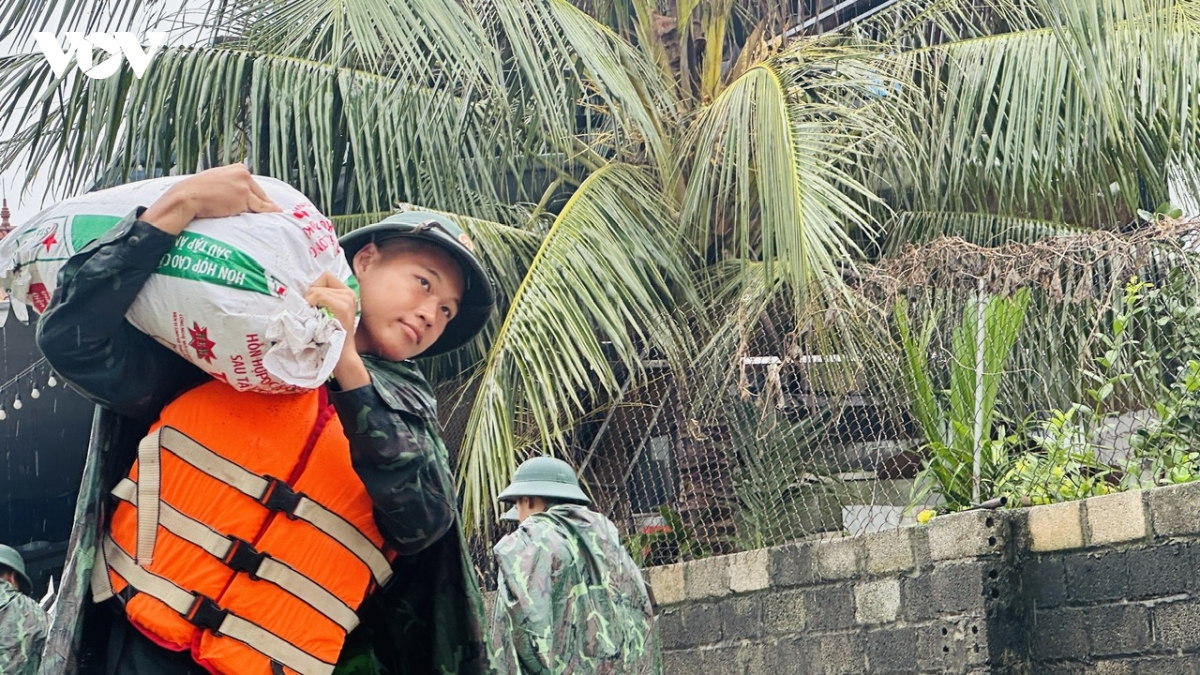 hang tram chien si giup dan quang bi chong ngap hinh anh 9