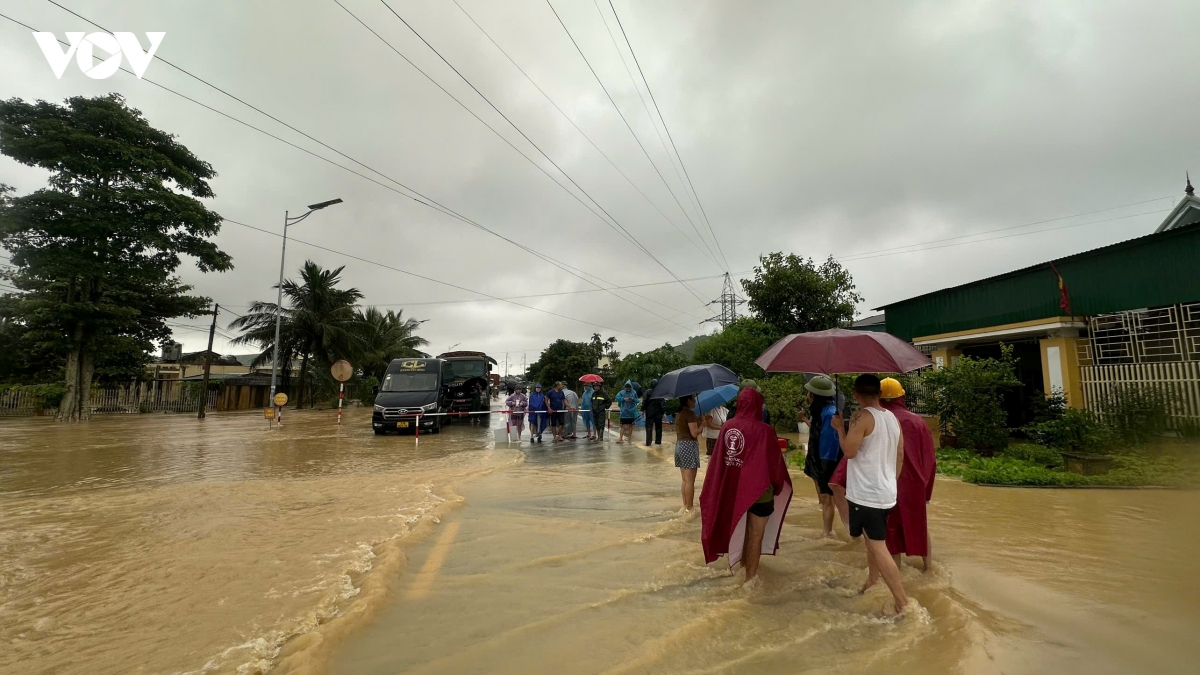 O to gam cao ngap nuoc, nhieu doan quoc lo 48 o nghe an phai dong duong hinh anh 10