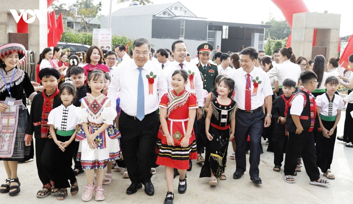 lanh dao Dang, nha nuoc du le khanh thanh diem truong va khai giang nam hoc moi hinh anh 16