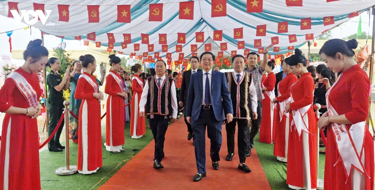 lanh dao Dang, nha nuoc du le khanh thanh diem truong va khai giang nam hoc moi hinh anh 25