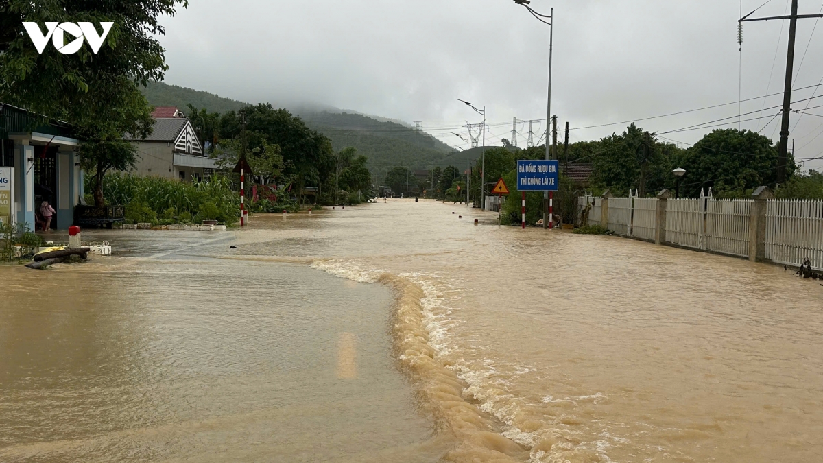 O to gam cao ngap nuoc, nhieu doan quoc lo 48 o nghe an phai dong duong hinh anh 3