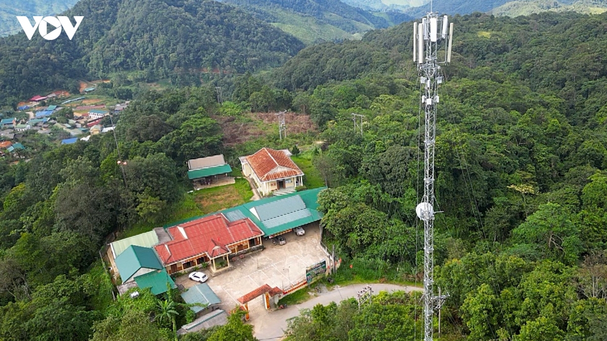 Cán bộ xã gian nan chuyển đổi số cho đồng bào miền Tây Nghệ An