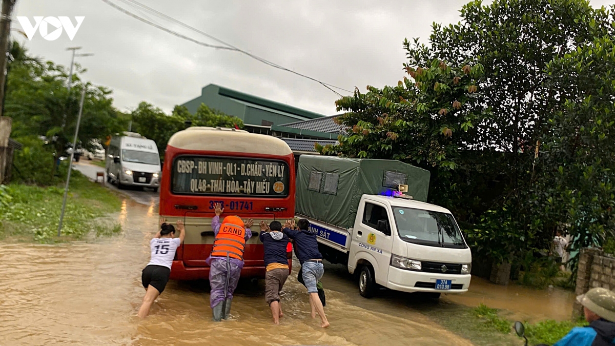 O to gam cao ngap nuoc, nhieu doan quoc lo 48 o nghe an phai dong duong hinh anh 6