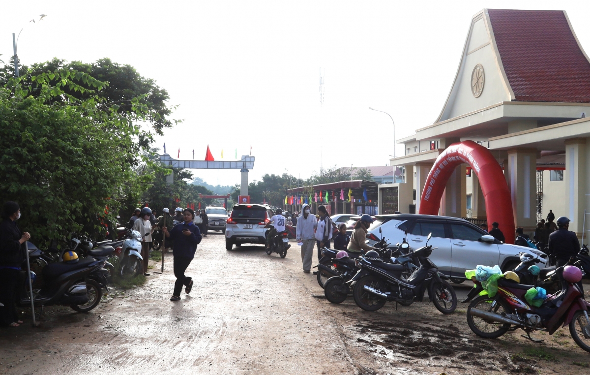  ngoi truong mo uoc vung bien gioi quang ngai truoc ngay khai giang hinh anh 2