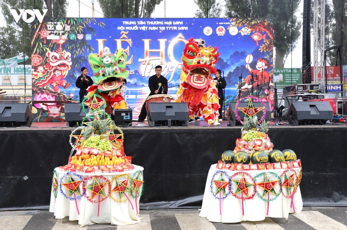 giu gin ban sac viet qua le hoi trang ram tai cong hoa sec hinh anh 1
