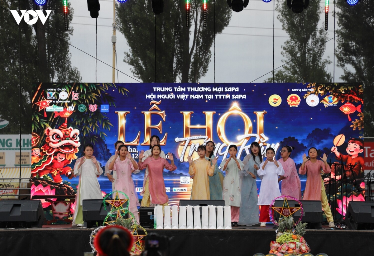 giu gin ban sac viet qua le hoi trang ram tai cong hoa sec hinh anh 3