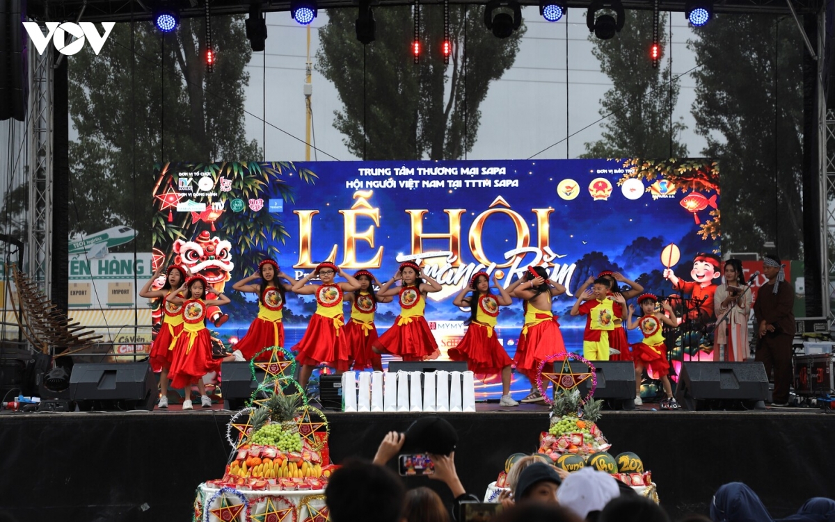 giu gin ban sac viet qua le hoi trang ram tai cong hoa sec hinh anh 4