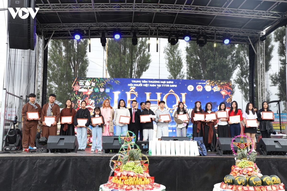 giu gin ban sac viet qua le hoi trang ram tai cong hoa sec hinh anh 5