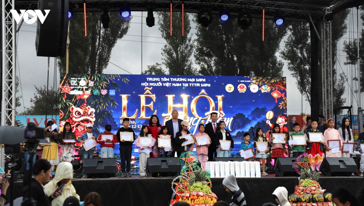 giu gin ban sac viet qua le hoi trang ram tai cong hoa sec hinh anh 6