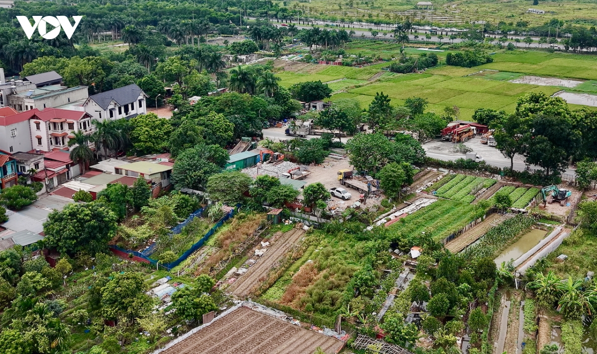 bai xe thit be tong tren dat nong nghiep, sat truong hoc o ha noi hinh anh 8