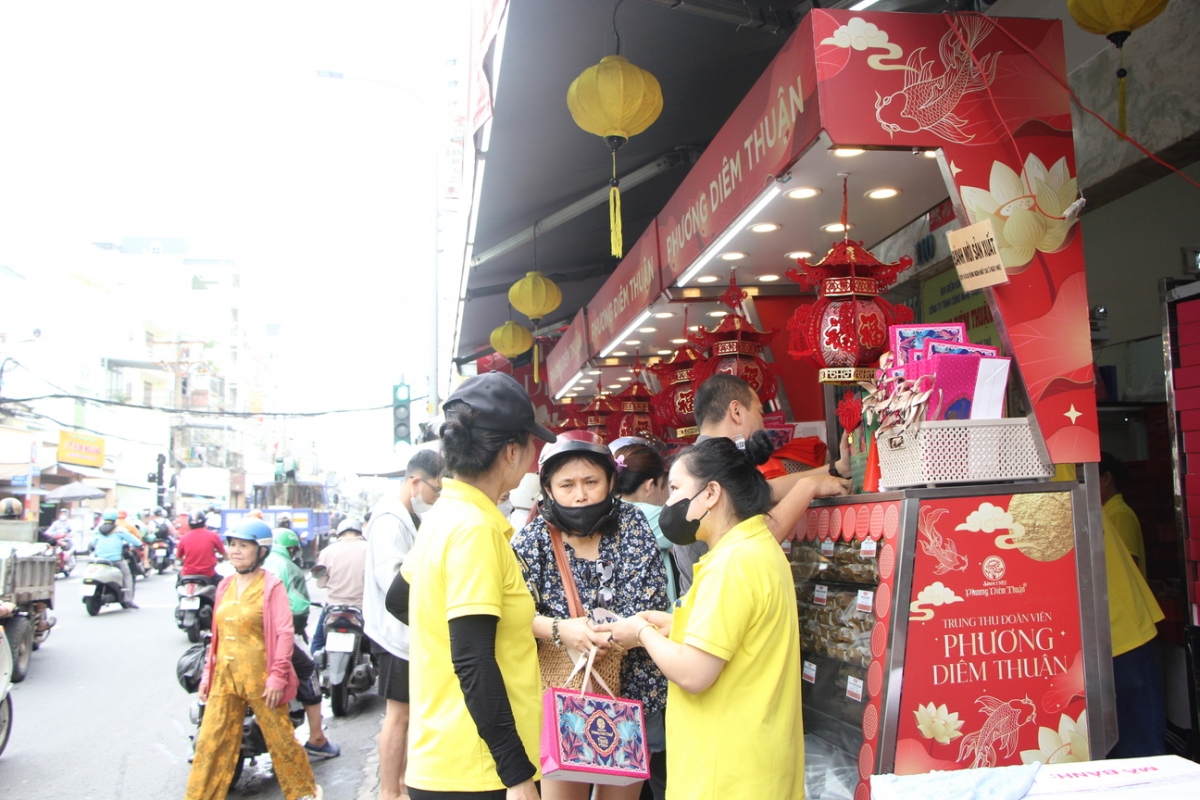 Dieu dac biet khien tiem banh trung thu o tp.hcm luon dong nguoi xep hang cho mua hinh anh 10