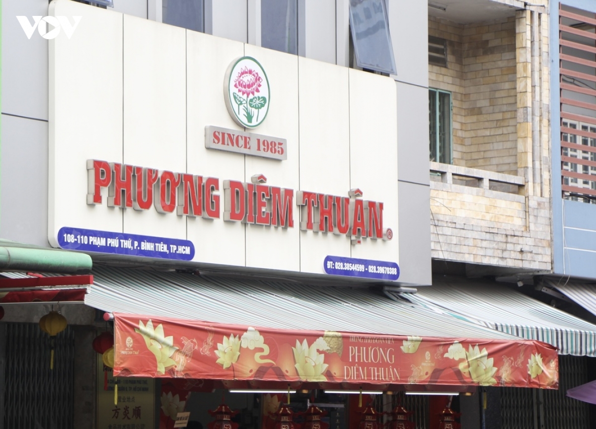 Dieu dac biet khien tiem banh trung thu o tp.hcm luon dong nguoi xep hang cho mua hinh anh 11