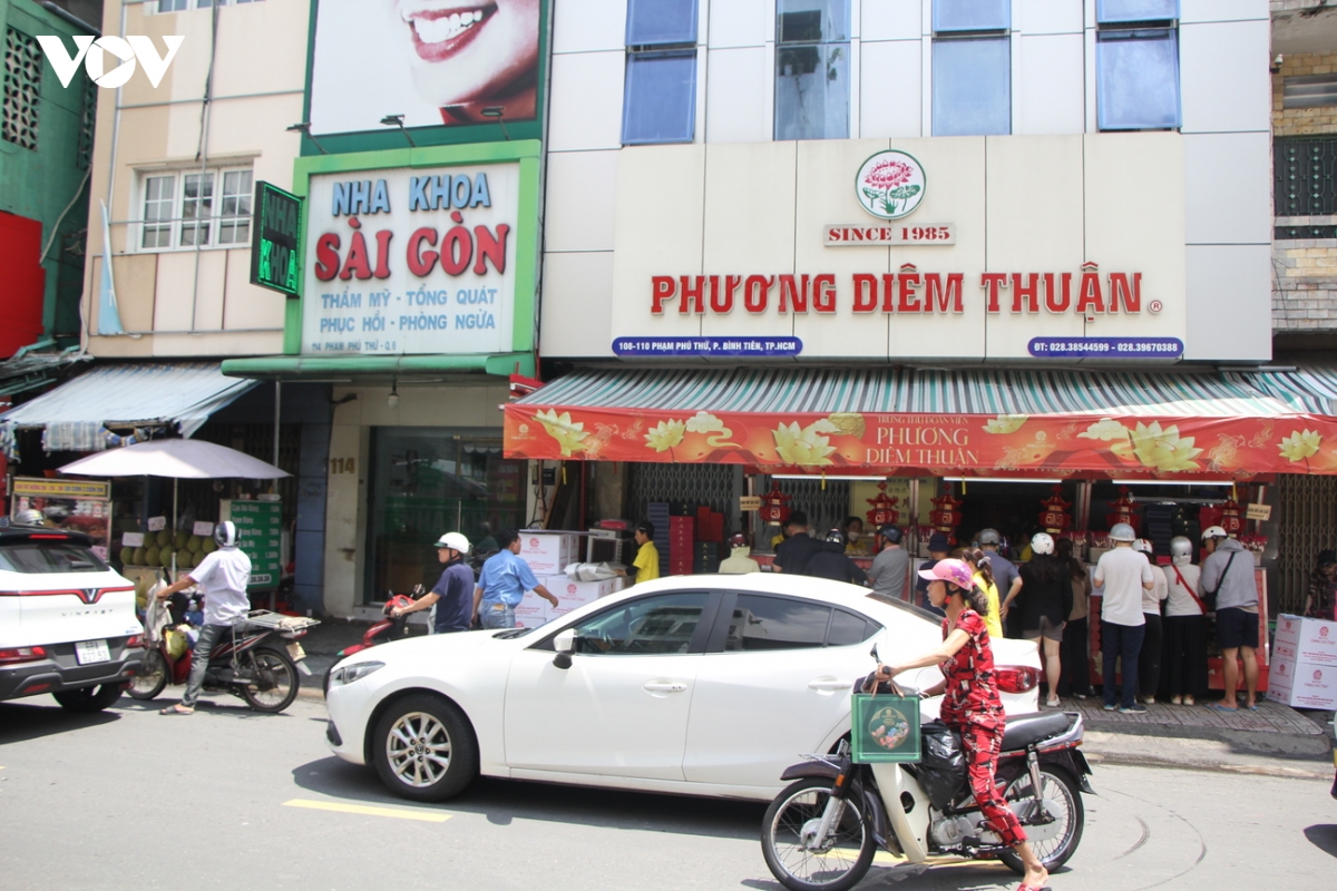 Dieu dac biet khien tiem banh trung thu o tp.hcm luon dong nguoi xep hang cho mua hinh anh 12
