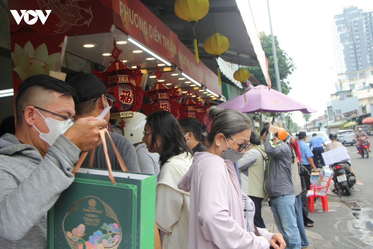 Dieu dac biet khien tiem banh trung thu o tp.hcm luon dong nguoi xep hang cho mua hinh anh 13