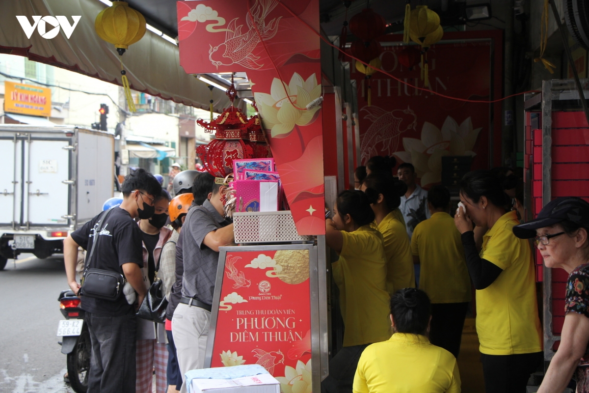 Dieu dac biet khien tiem banh trung thu o tp.hcm luon dong nguoi xep hang cho mua hinh anh 14