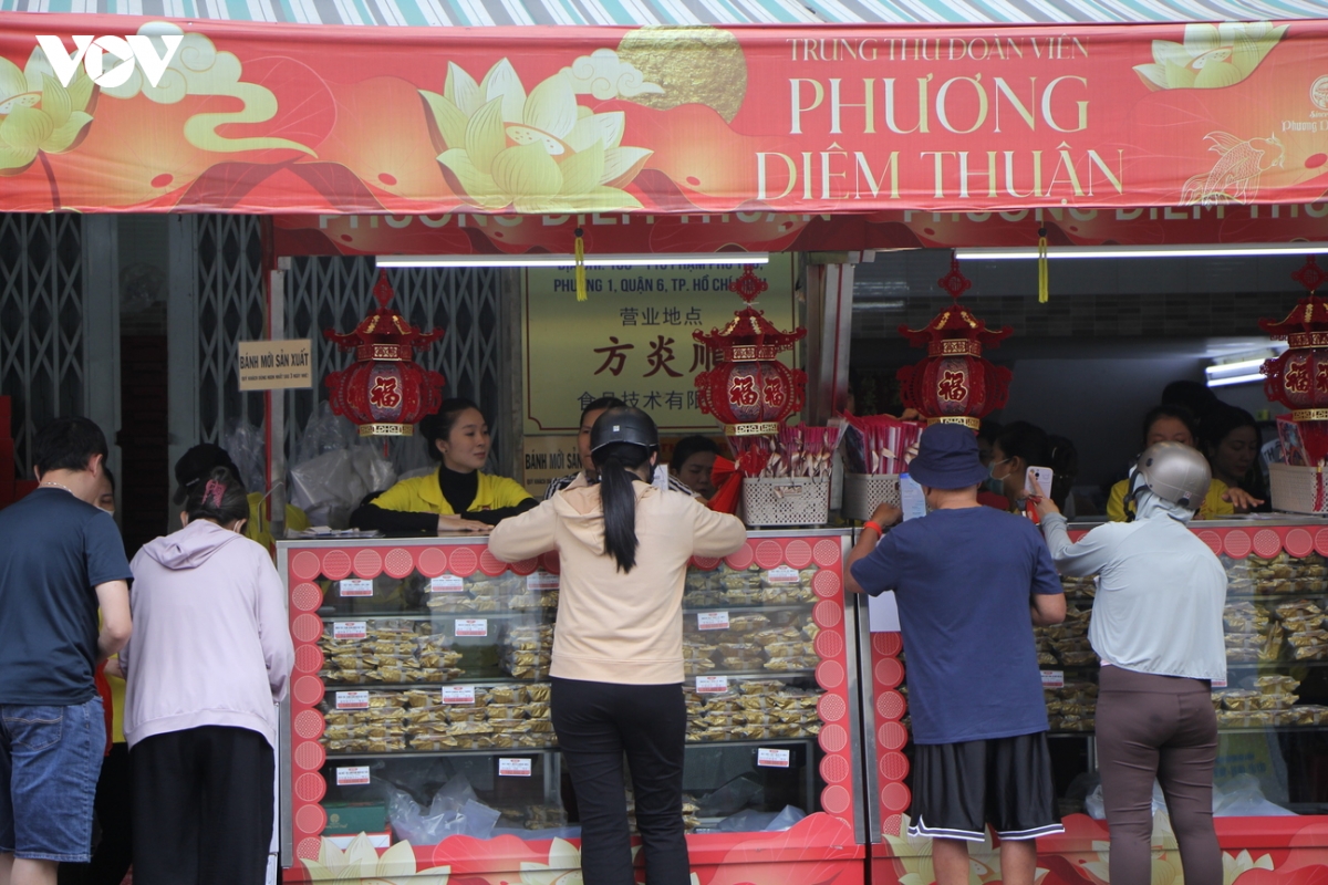 Dieu dac biet khien tiem banh trung thu o tp.hcm luon dong nguoi xep hang cho mua hinh anh 15