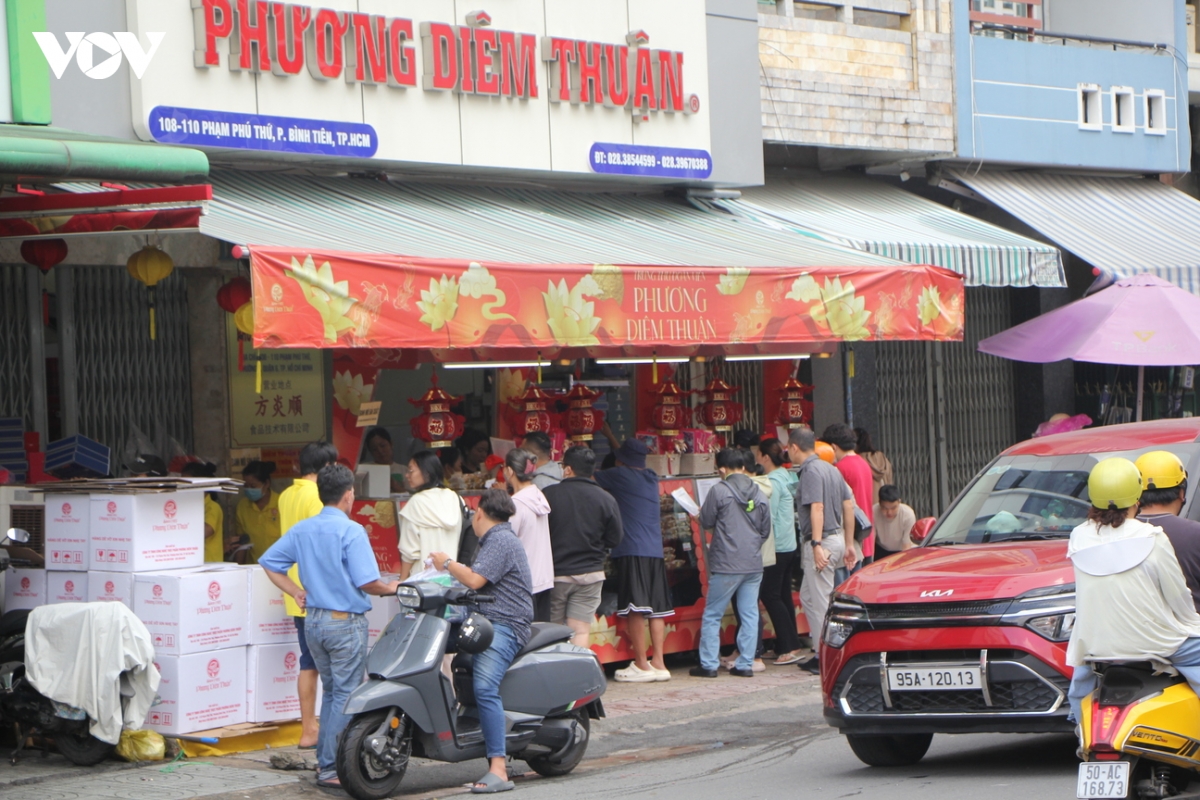 Dieu dac biet khien tiem banh trung thu o tp.hcm luon dong nguoi xep hang cho mua hinh anh 16