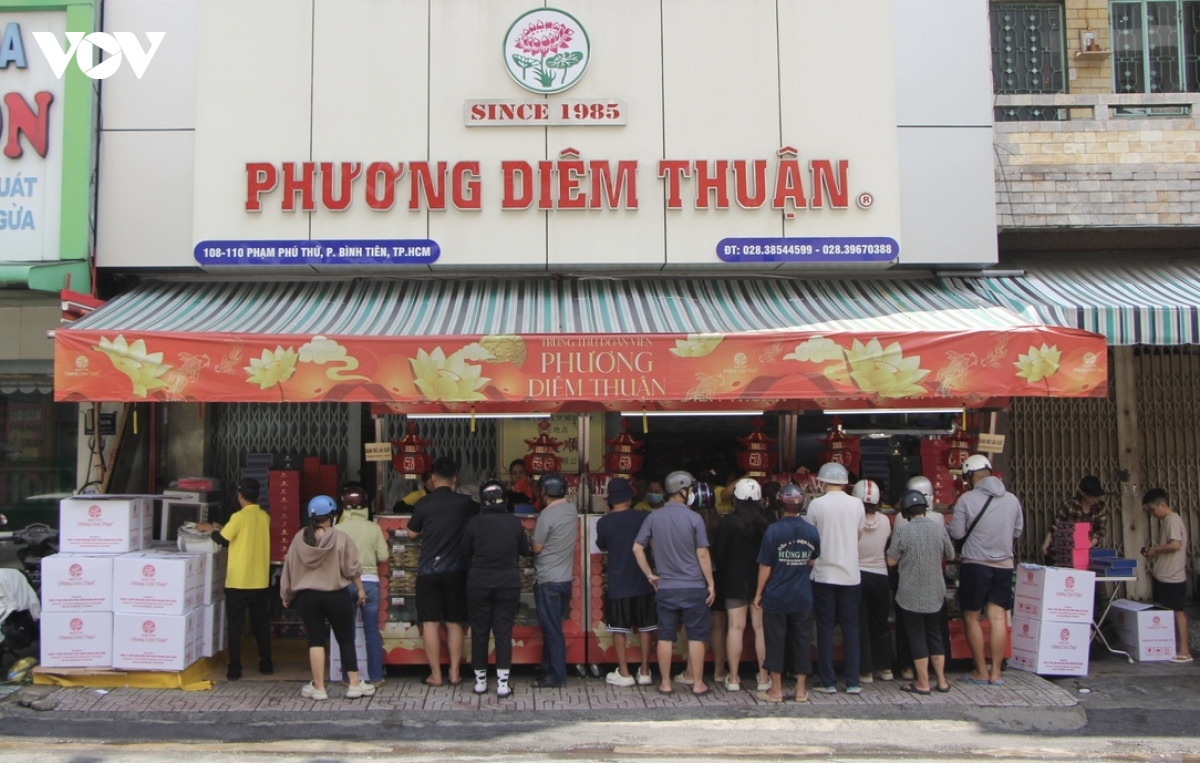 Dieu dac biet khien tiem banh trung thu o tp.hcm luon dong nguoi xep hang cho mua hinh anh 1