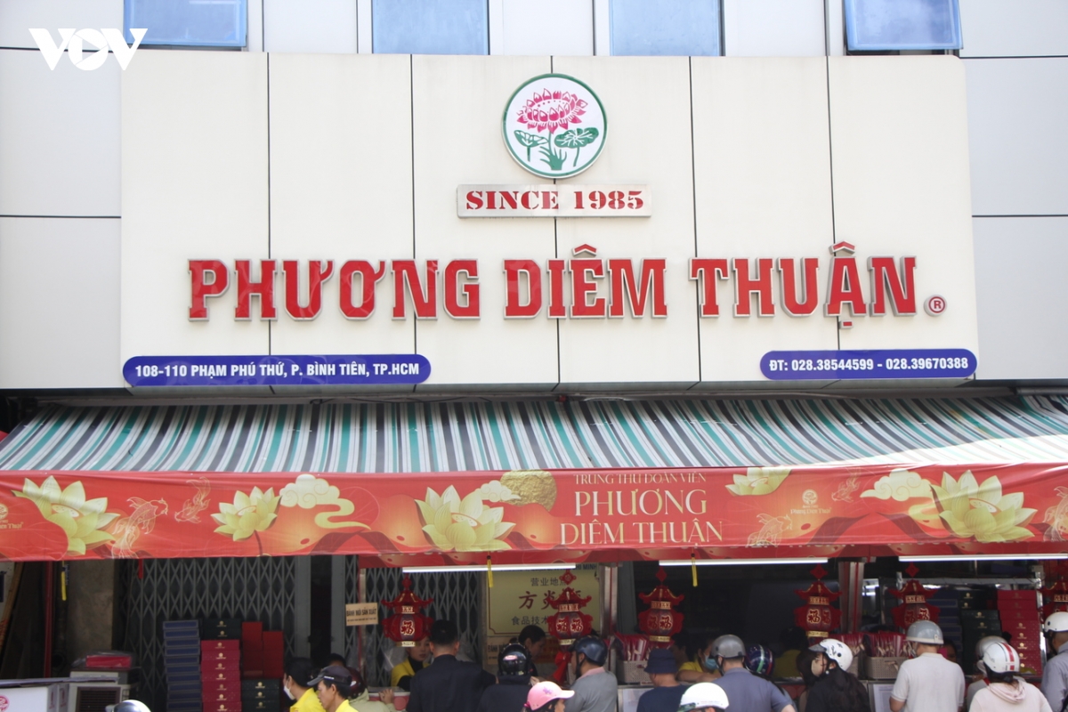 Dieu dac biet khien tiem banh trung thu o tp.hcm luon dong nguoi xep hang cho mua hinh anh 5