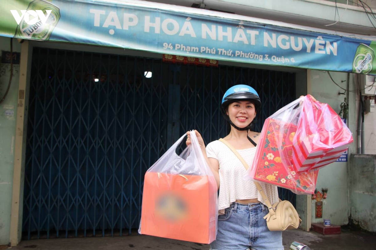Dieu dac biet khien tiem banh trung thu o tp.hcm luon dong nguoi xep hang cho mua hinh anh 6