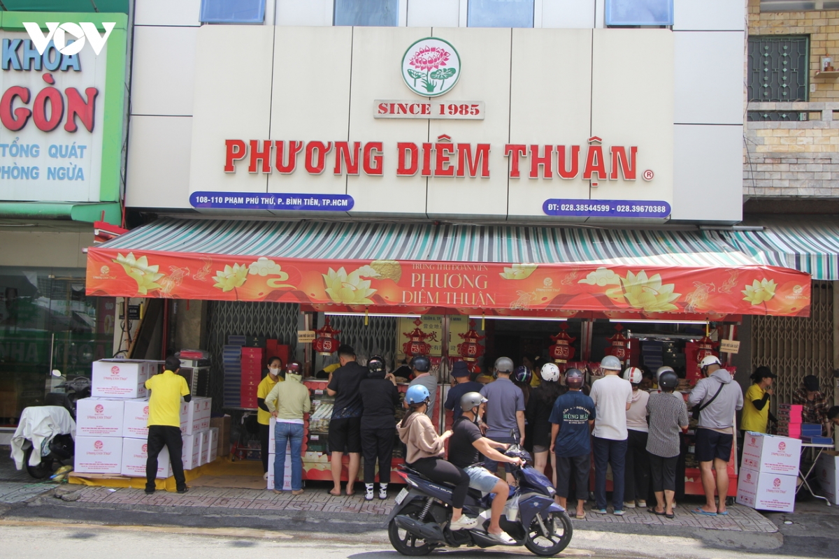 Dieu dac biet khien tiem banh trung thu o tp.hcm luon dong nguoi xep hang cho mua hinh anh 8
