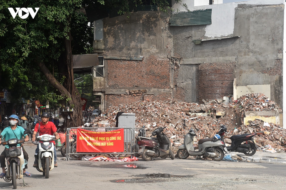 Cận cảnh khu đất xen kẹt đang phá dỡ làm bãi đỗ xe, vườn hoa trên đường La Thành