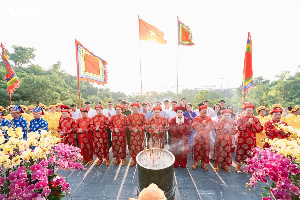 Dong dao nguoi dan, du khach ve du le hoi Den cua Ong hinh anh 3