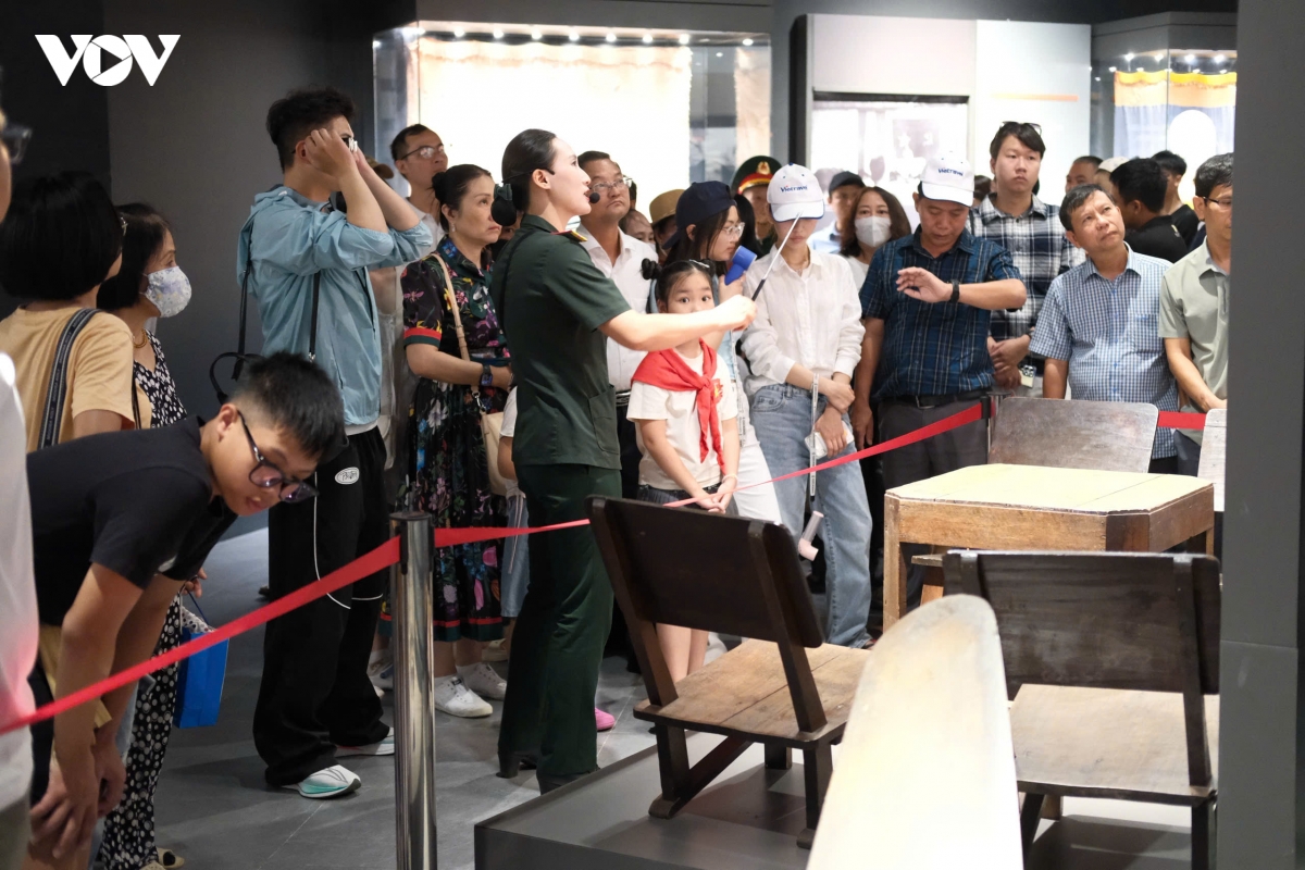 Dong nghit nguoi dan, du khach chen chan tham bao tang lich su quan su viet nam hinh anh 18