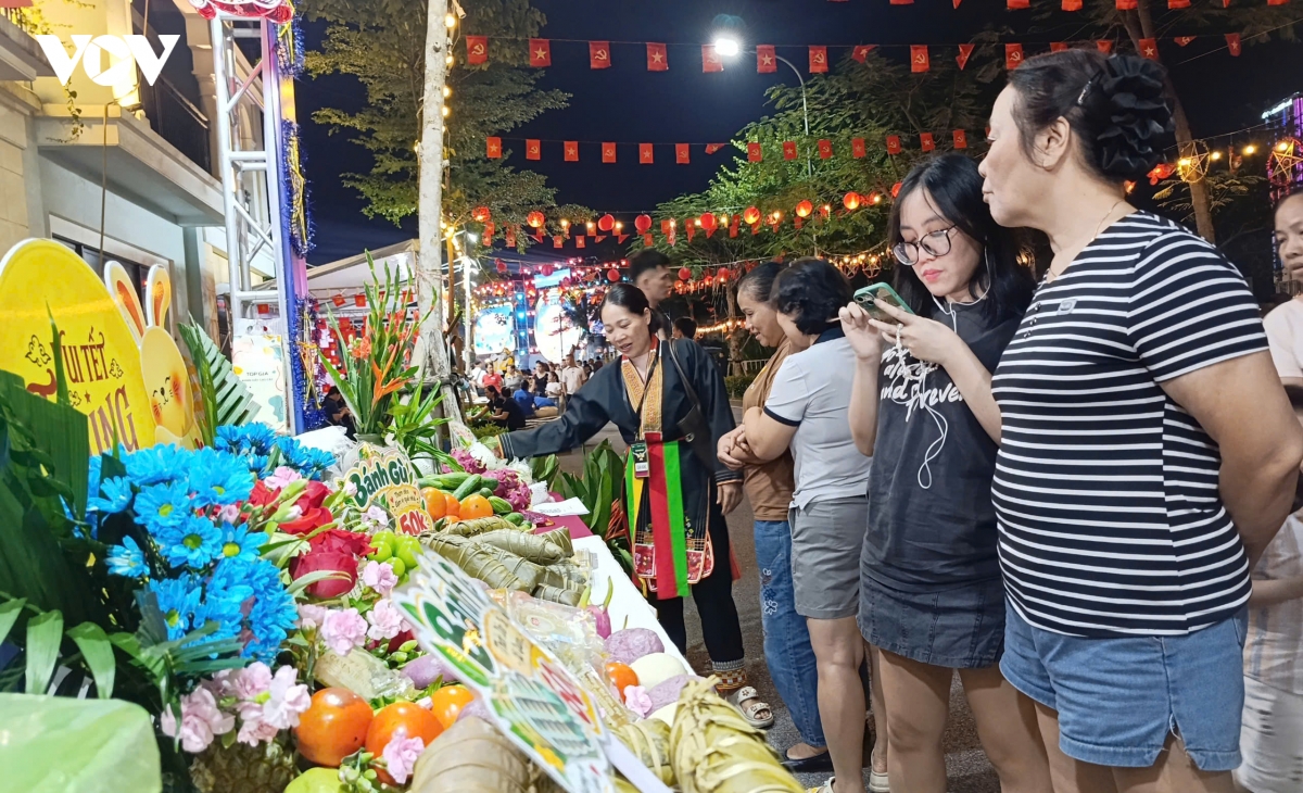 ruc ro sac mau tai dem hoi trang ram thu fest - bai chay 2026 hinh anh 11