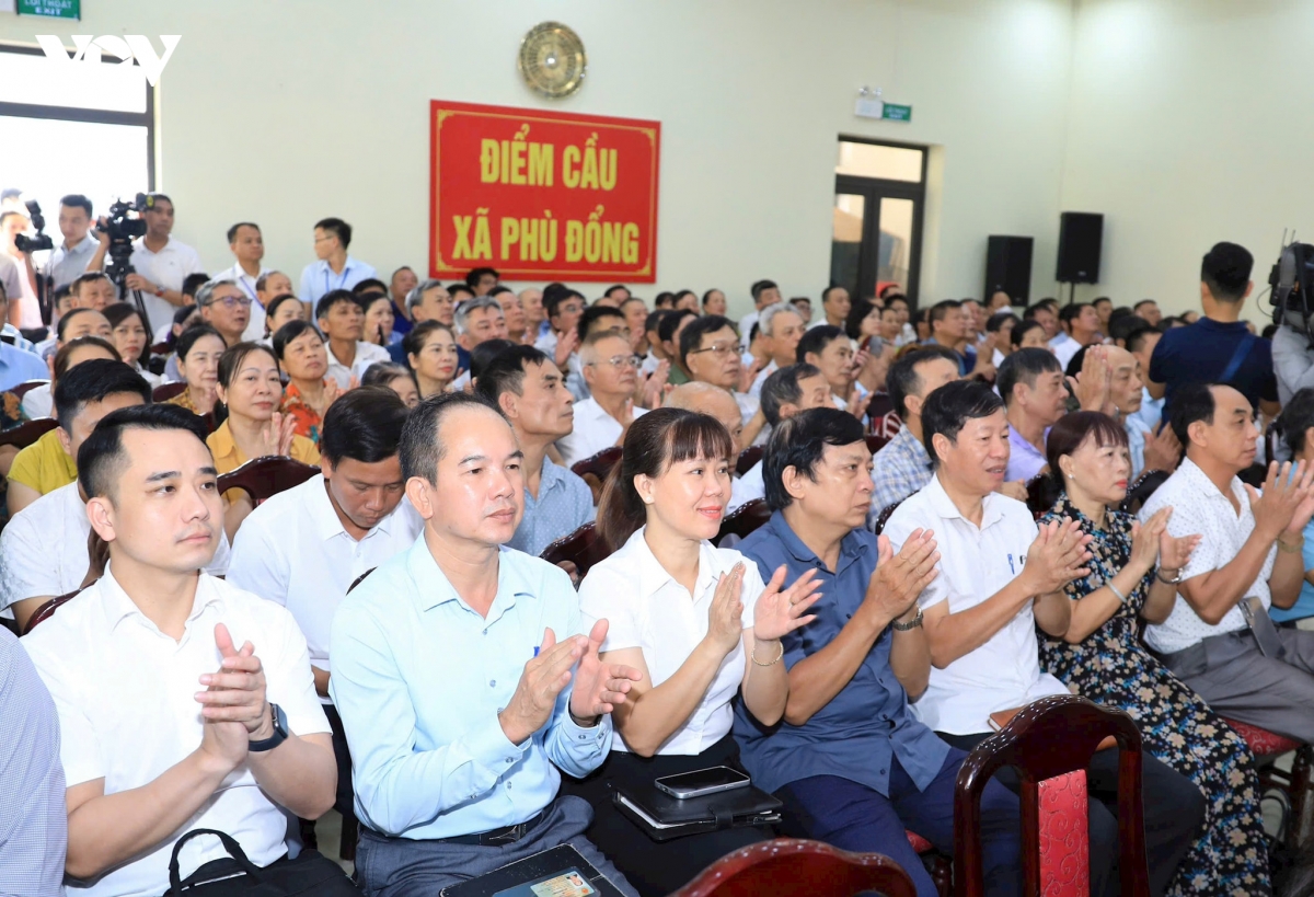 bi thu thanh uy ha noi tiep xuc cu tri truoc ky hop thu 2 quoc hoi khoa xvi hinh anh 3