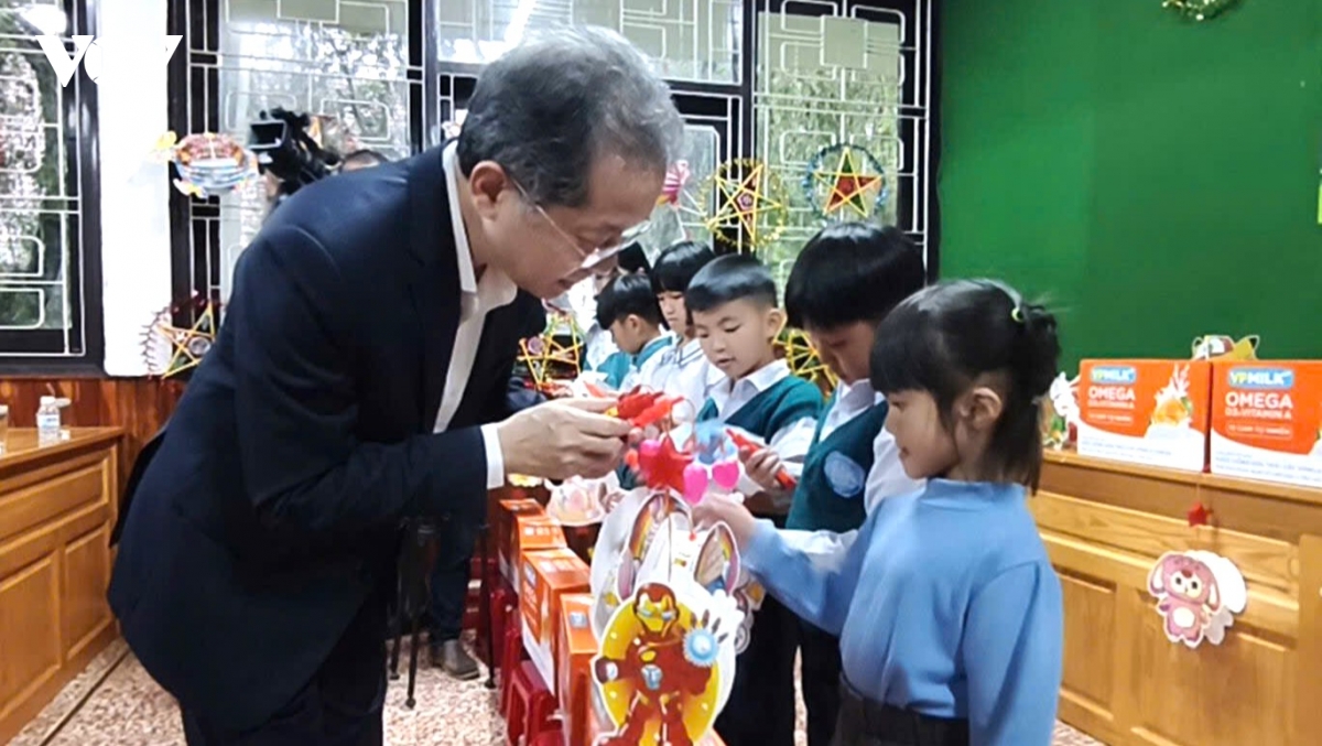 chanh an tand toi cao nguyen van quang tang qua trung thu lang tre em sos Da lat hinh anh 1