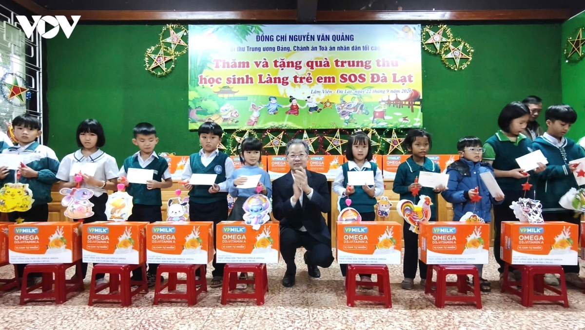 chanh an tand toi cao nguyen van quang tang qua trung thu lang tre em sos Da lat hinh anh 2