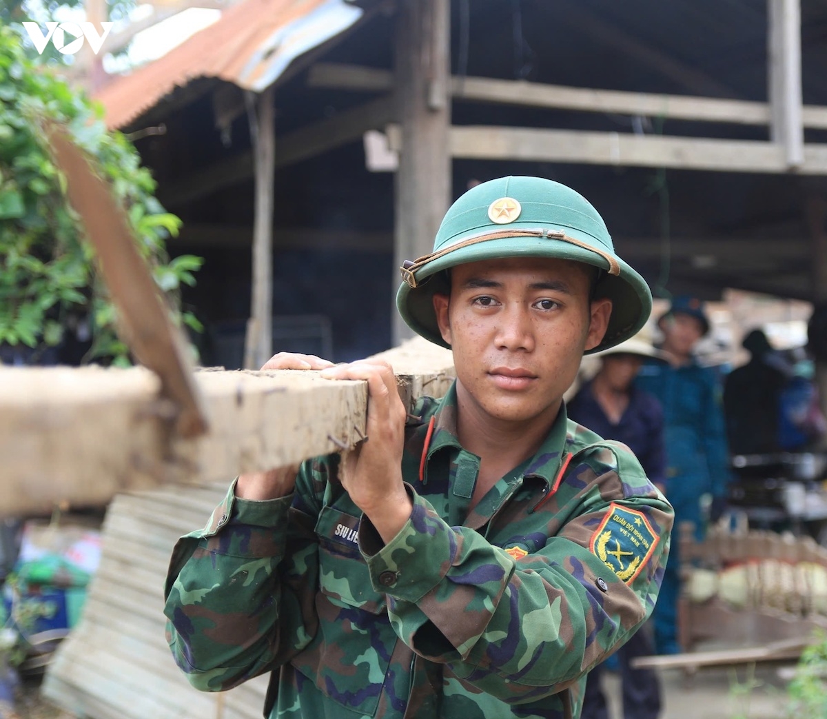 bo doi gia lai giup nguoi dan vung thien tai ia tul roi nha ve lang moi hinh anh 3