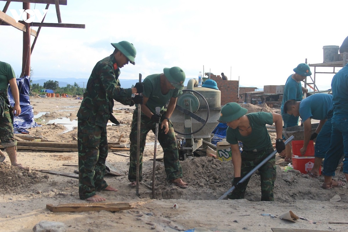 bo doi gia lai giup nguoi dan vung thien tai ia tul roi nha ve lang moi hinh anh 2