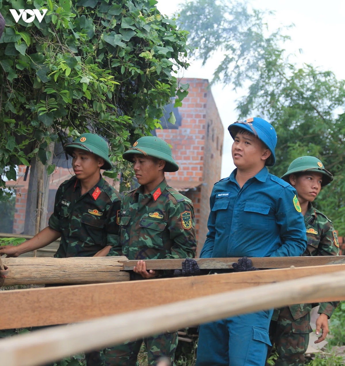 bo doi gia lai giup nguoi dan vung thien tai ia tul roi nha ve lang moi hinh anh 4