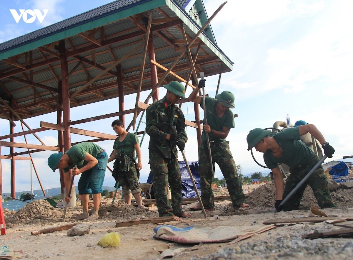 bo doi gia lai giup nguoi dan vung thien tai ia tul roi nha ve lang moi hinh anh 8