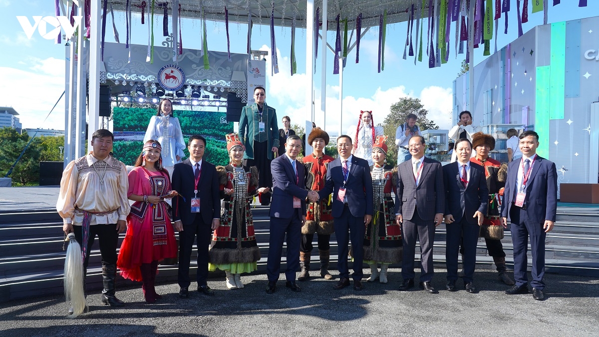 bo-truong-tai-chinh-ngo-van-tuan-tai-buoi-gap-go-voi-lanh-dao-cong-hoa-sakha-yakutia-lb-nga.jpg
