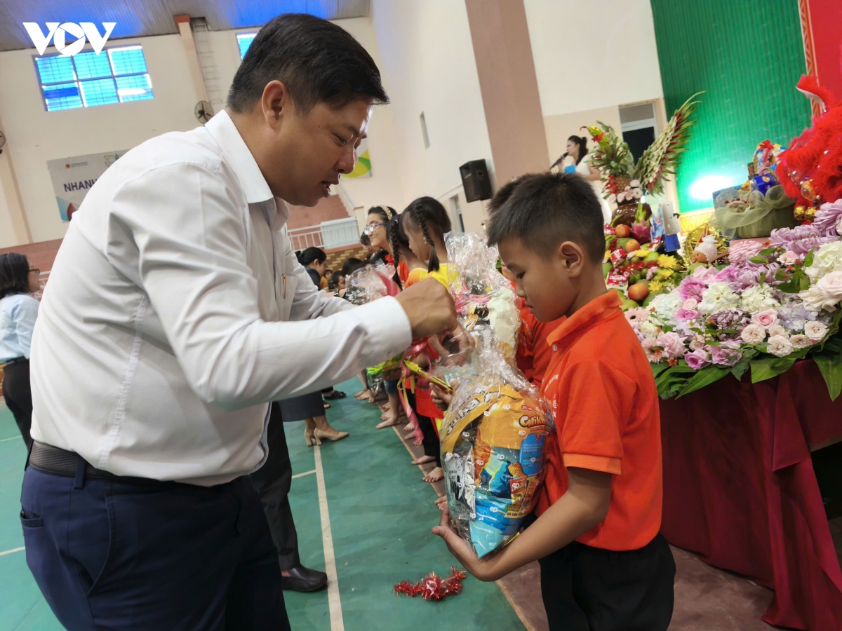 chap canh niem vui trung thu cho tre khuyet tat tai Dak lak hinh anh 5
