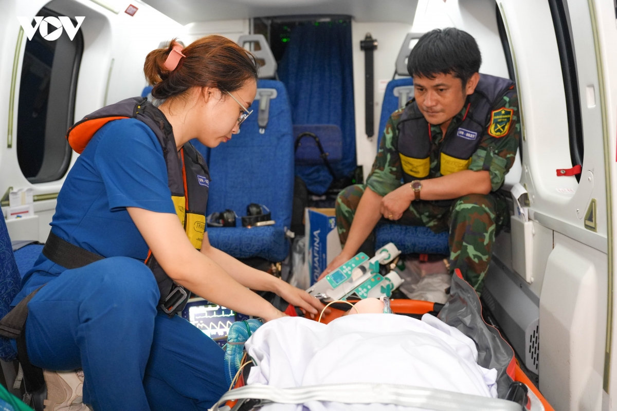 Trực thăng đưa ngư dân đa chấn thương nặng từ Trường Sa về đất liền