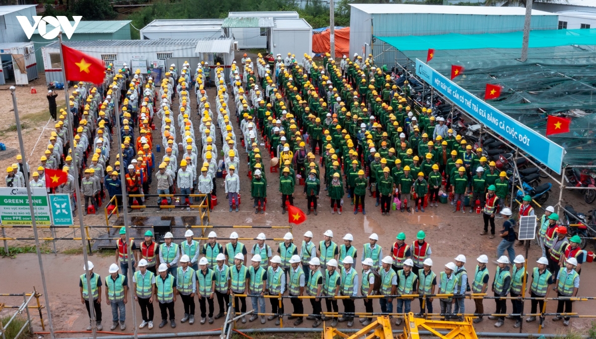 hon 15.500 ky su, cong nhan lam viec xuyen le tren dai cong truong apec 2027 hinh anh 1