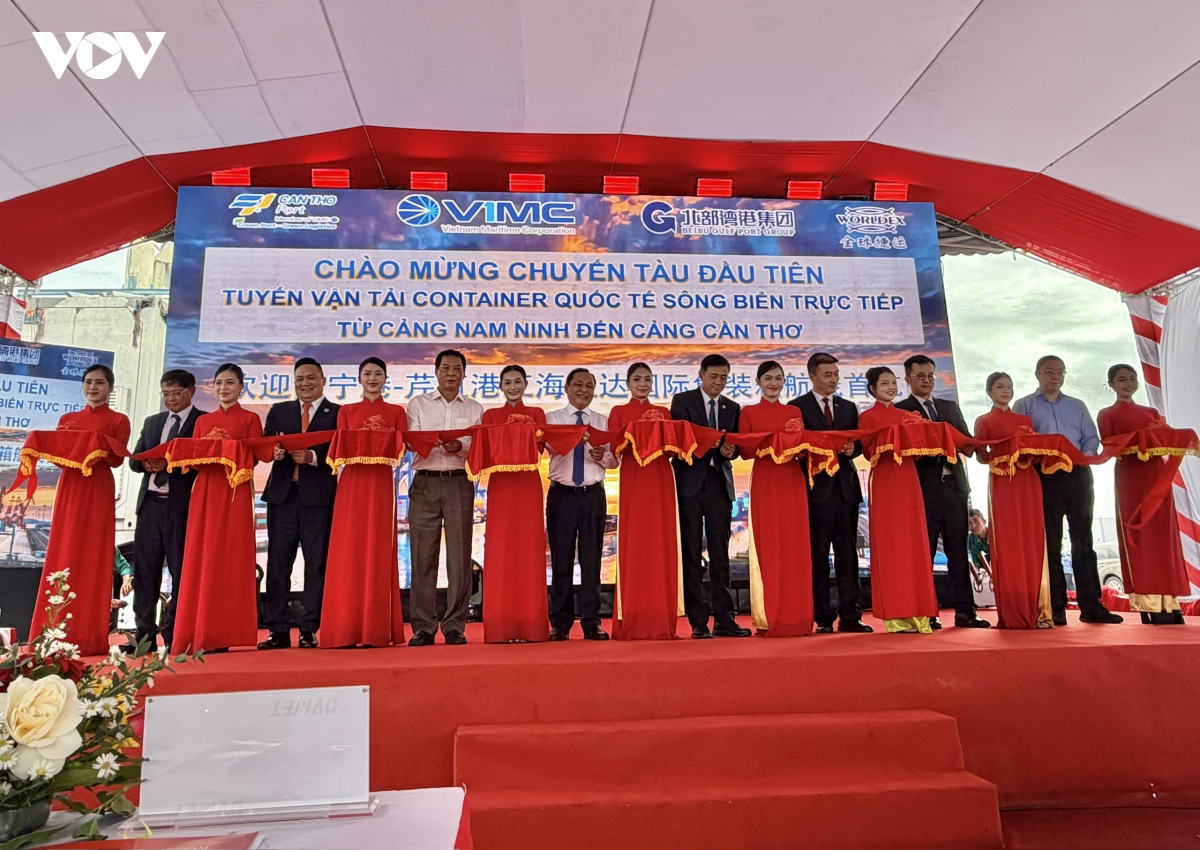 tau container dau tien tu nam ninh den can tho qua kenh binh luc hinh anh 3