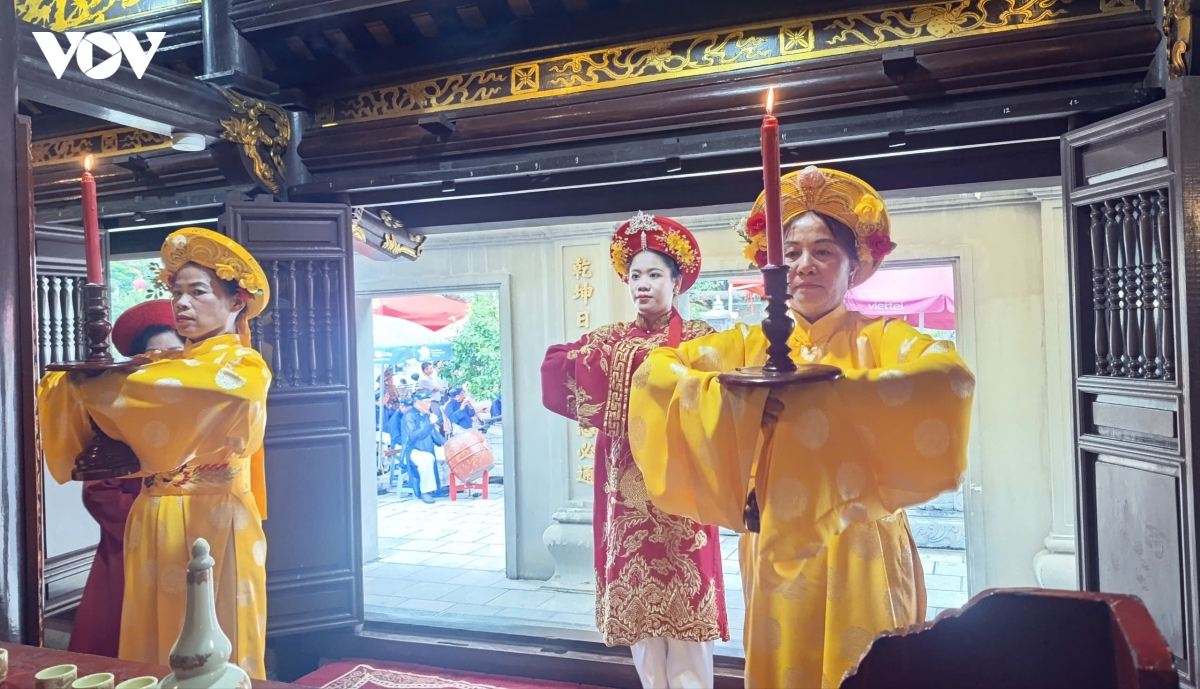 Dong dao nguoi dan, du khach ve du le hoi Den cua Ong hinh anh 5
