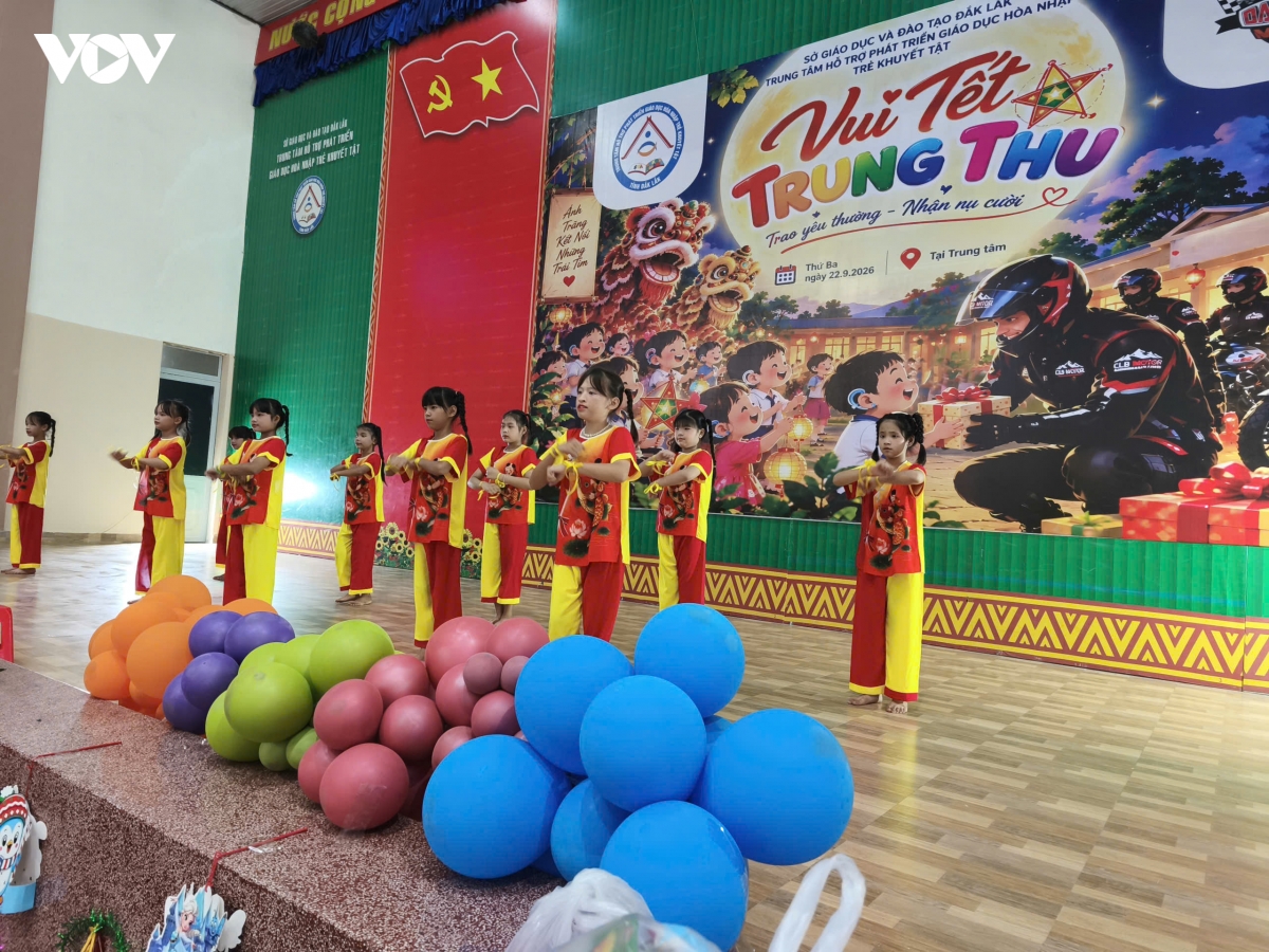 chap canh niem vui trung thu cho tre khuyet tat tai Dak lak hinh anh 2