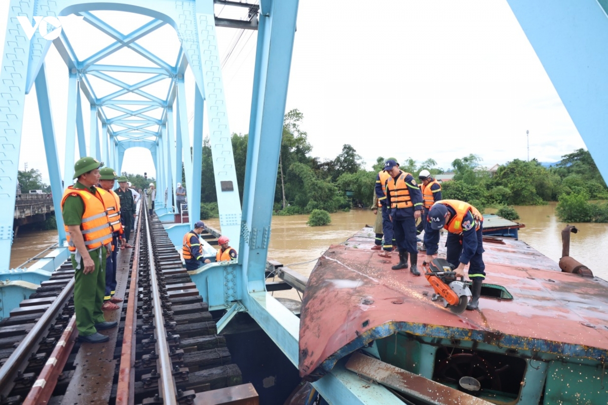 quang tri giai cuu 3 sa lan mac ket duoi cau hinh anh 1