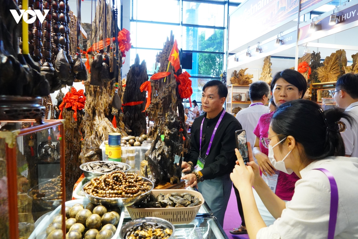 cac-san-pham-thu-cong-my-nghe-va-tram-huong-viet-nam-thu-hut-su-quan-tam-cua-khach-hang-trung-quoc_1.jpg