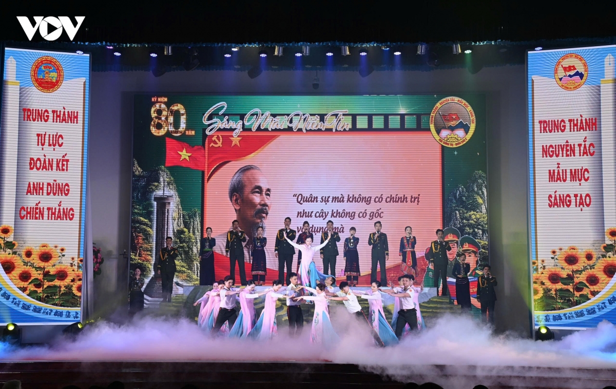 cuc chinh tri quan khu 2 don nhan huan chuong quan cong hang ba hinh anh 1