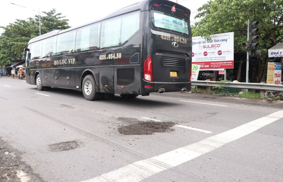 sau dot mua lon, quoc lo 1a qua thanh pho hue xuat hien nhieu o ga hinh anh 3